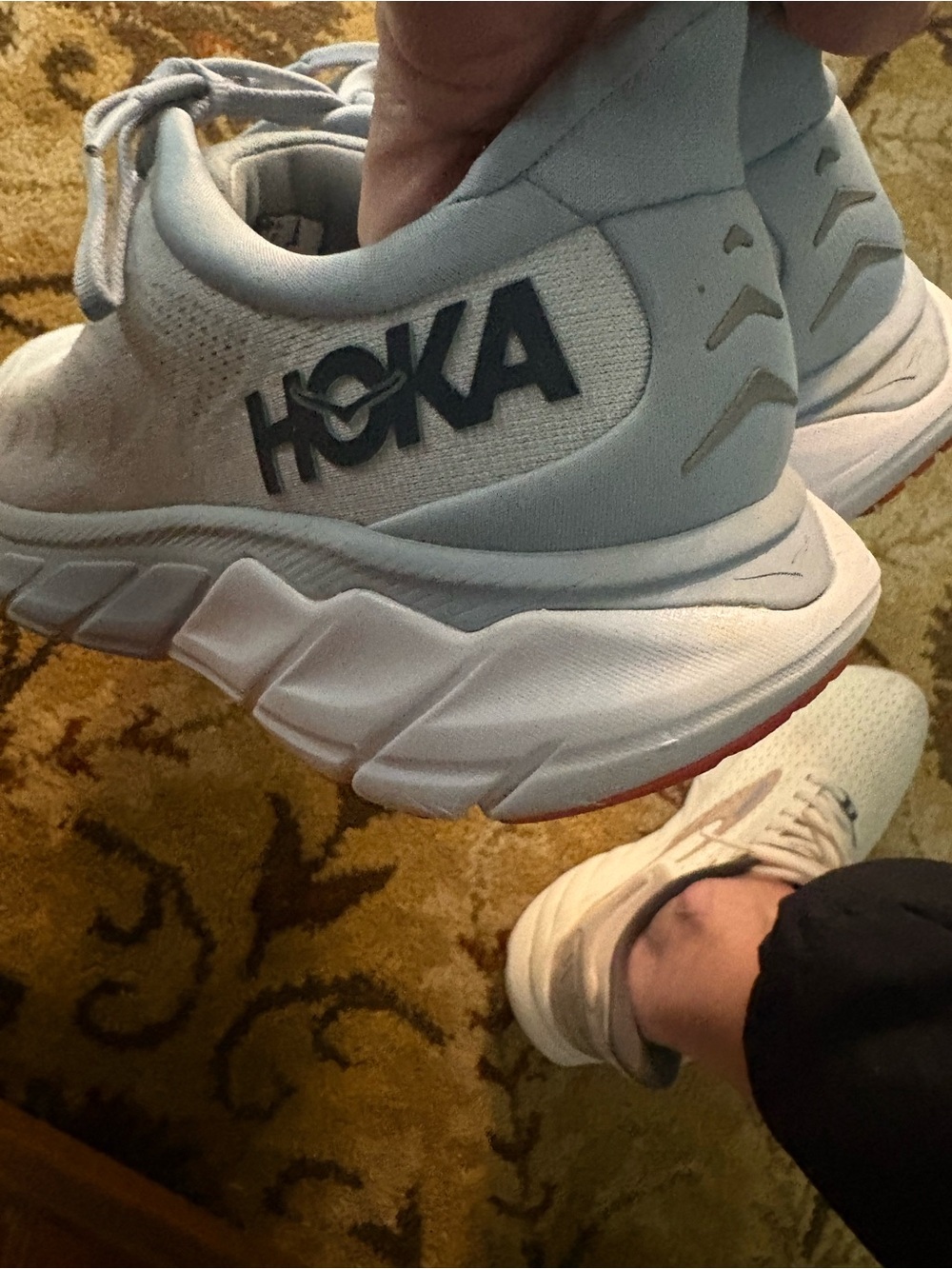 Hoka Arahi 6 Baby blue with orange accent